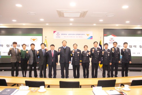 �溹���б�, �����ְ������� �б����¿��� ����